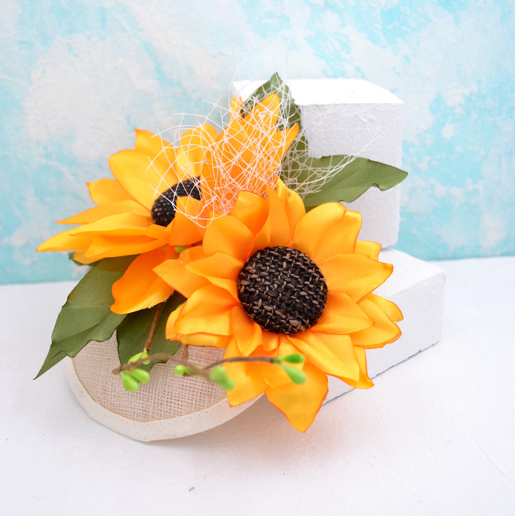 Fascinator Kopfschmuck mit Sonnenblumen  Kleines Mau