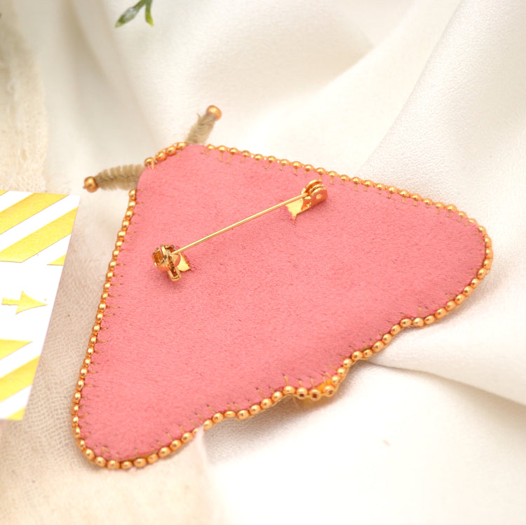 Handgestickte Rosy Maple Moth Brosche in Gelb und Rosa mit Perlen