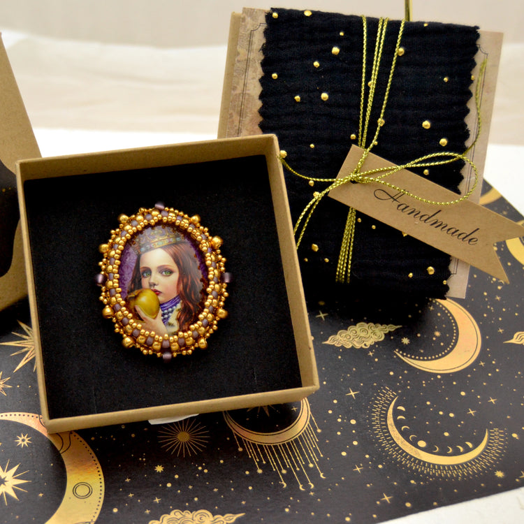 Perlen Brosche "Princess Carol" Perlenbestickte Brosche mit Mädchen - Magic Carols Collection