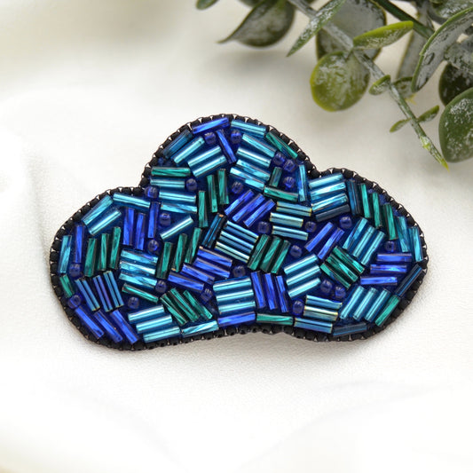 Handgefertigte Wolkenbrosche "Cloudy" aus Glasperlen in Blautönen