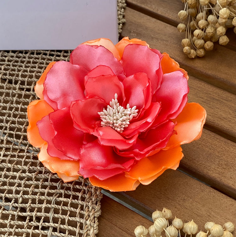 Brosche "Tropical Beauty" mit großer Blume aus Satin in Koralle und Pink