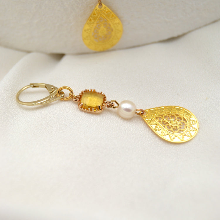 Hängeohrringe "Boho Fusion" Gold mit Süßwasserperle und ornamentalen Details