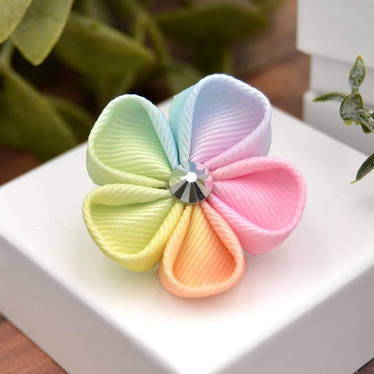 Kanzashi Brosche „Ombré Rainbow“ – handgefertigte Blüte in Pastellfarben
