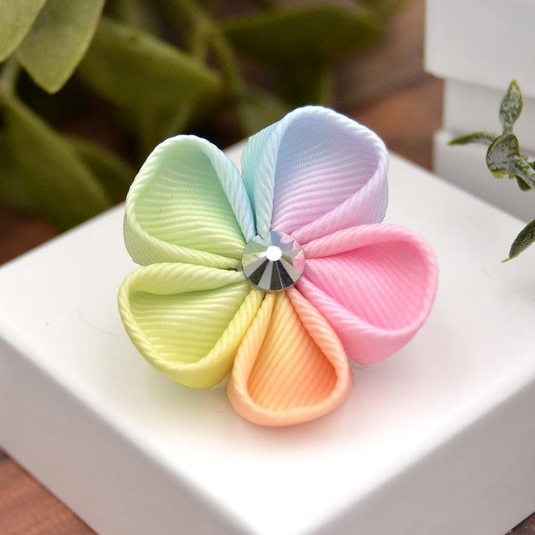 Kanzashi Brosche „Ombré Rainbow“ – handgefertigte Blüte in Pastellfarben