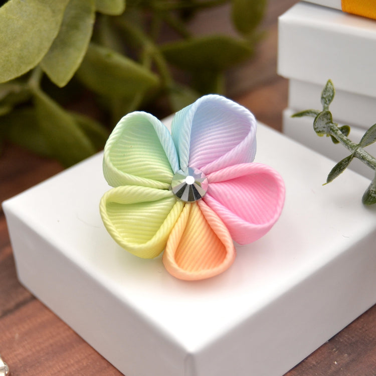 Kanzashi Brosche „Ombré Rainbow“ – handgefertigte Blüte in Pastellfarben