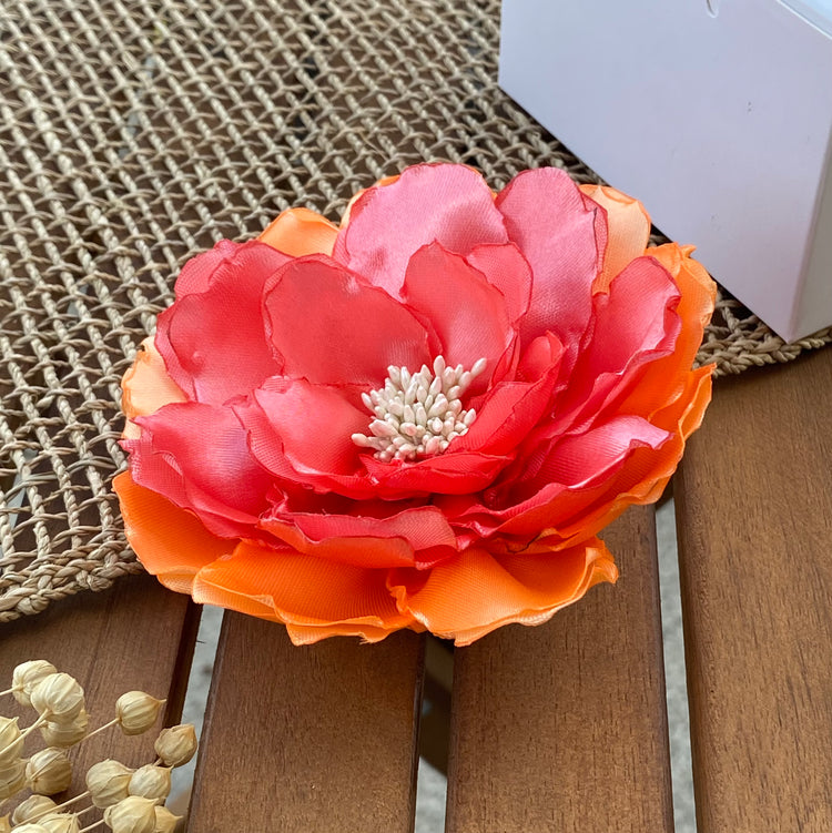 Brosche "Tropical Beauty" mit großer Blume aus Satin in Koralle und Pink