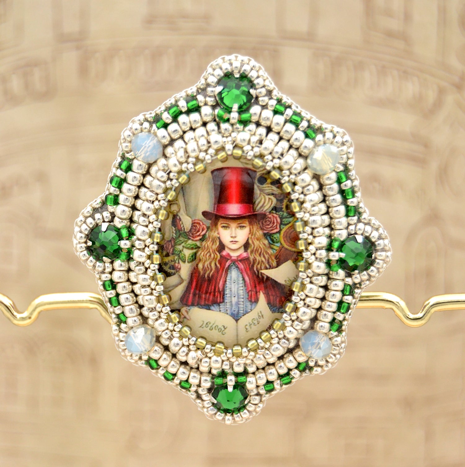 Perlenbrosche handgestickt mit Cabochon Grün Silber Rot