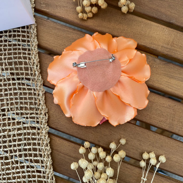 Brosche "Tropical Beauty" mit großer Blume aus Satin in Koralle und Pink