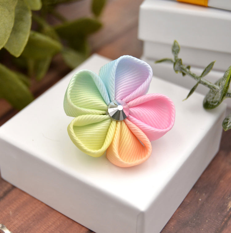 Kanzashi Brosche „Ombré Rainbow“ – handgefertigte Blüte in Pastellfarben
