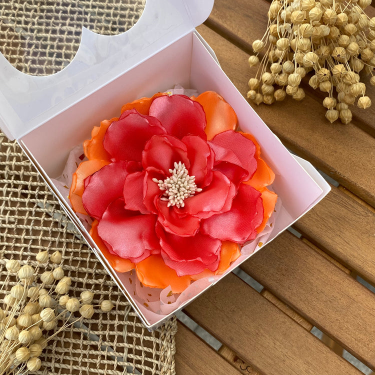 Brosche "Tropical Beauty" mit großer Blume aus Satin in Koralle und Pink