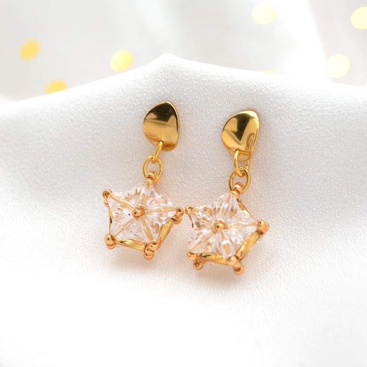 Ohrringe "Twinkle Twinkle" Goldene Ohrstecker mit Anhängern aus Perlen