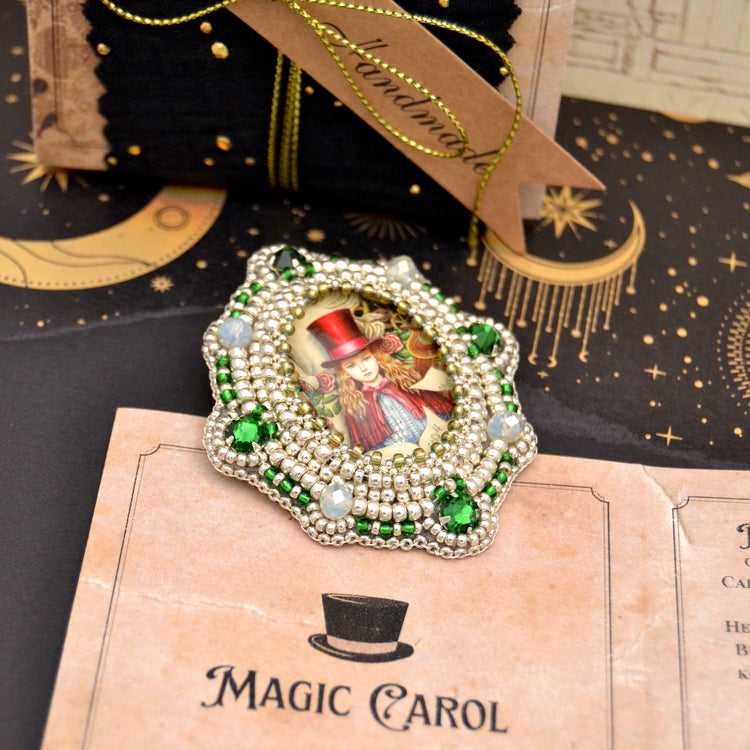 Perlen Brosche "Magic Carol" Perlenbestickte Brosche mit Mädchen - Magic Carols Collection