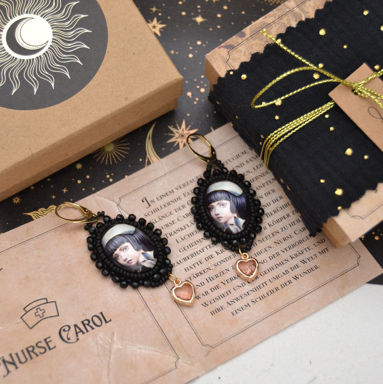 Handgestickte Perlenohrringe "Nurse Carol" Ohrhänger mit schwarzen Perlen Magic Carols Collection