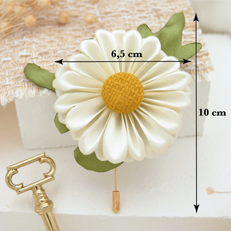 Brosche &  Hutnadel  "Daisy"  - Zarte Blüten Anstecknadel mit Margerite aus Satin Stoff