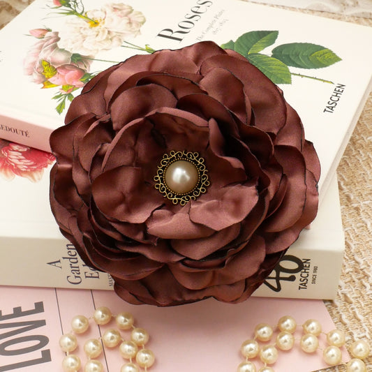 Blumenbrosche "Marsala" Brosche mit großer Blüte aus Stoff