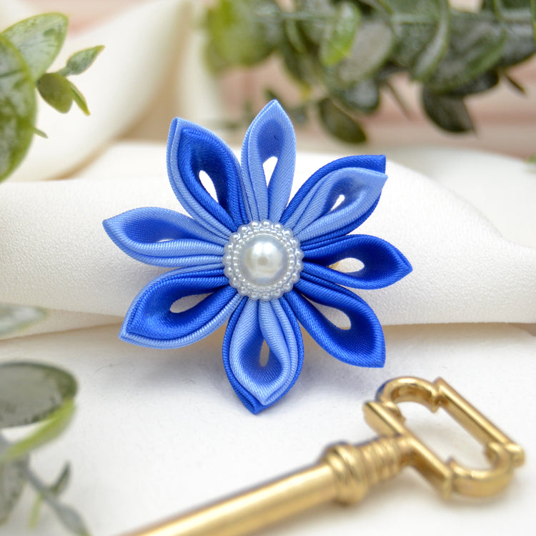 Brosche "Heavenly"  - Blaue Satin Ansteckblüte mit Broschennadel