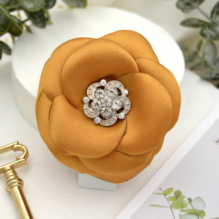 Elegante goldene Blüte für die Brautfrisur | Künstliche Blume auf Haarclip Altgold / Bronze | Haaraccessoire für Trauzeugin