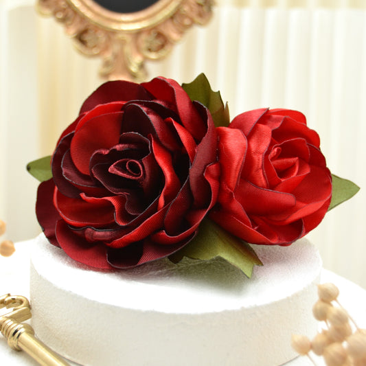 Romantischer Haarschmuck  | Blumenhaarclip "Rose Lovers"mit roten Rosen aus Satin Stoff