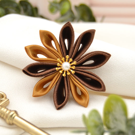 Blüten Brosche "Chestnut Star"  - Blume in Braun & Gold mit Broschenpin