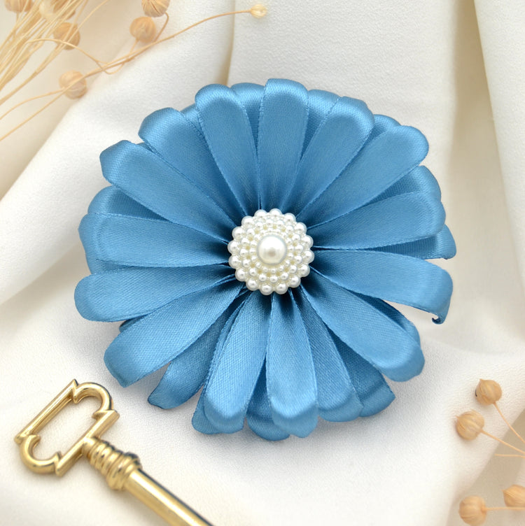 Haarclip mit blauer Gerbera aus Satin | Blütenhaarclip  "Peacful Day"