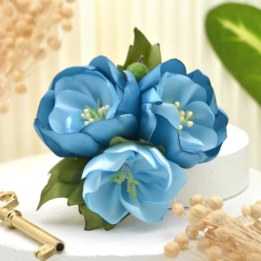 Haarclip "Something Blue" mit drei blauen Blumen aus Satin Stoff