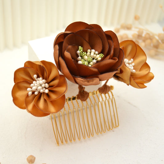 Romantischer Haarkamm "Warm Beauty" mit handgefertigten Blüten in Gold und Braun