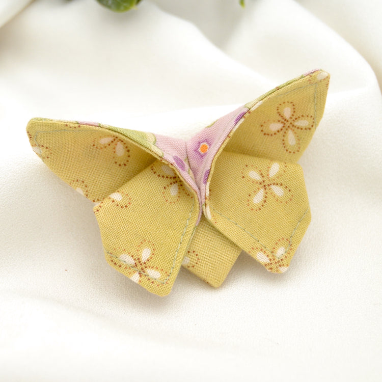 Stoff Brosche "Nora" Motte im Origami Stil Gelb mit Blumen