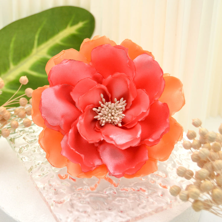 Brosche "Tropical Beauty" mit großer Blume aus Satin in Koralle und Pink