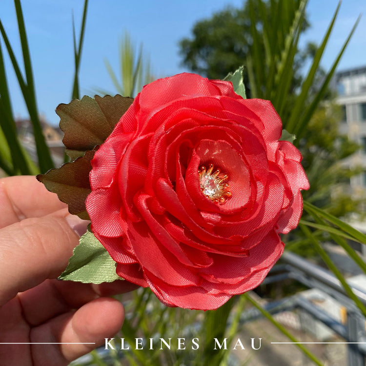 Handgefertigter Satin-Blütenhaarclip “Coral Kiss”