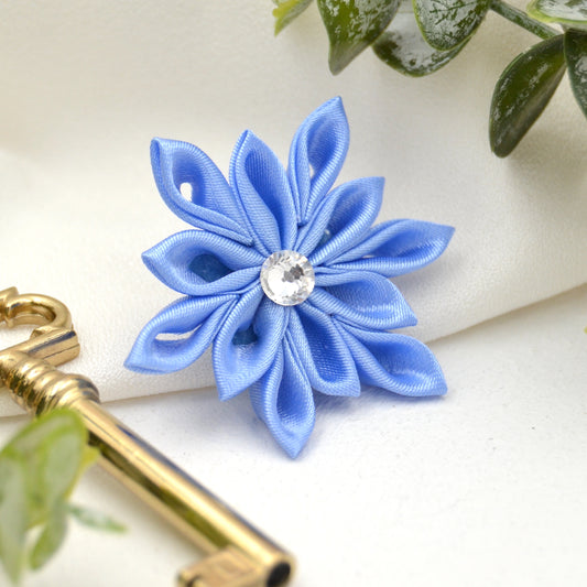 Brosche "Snowflake"  - Zarte Stoffbrosche Sternflocke aus Satin