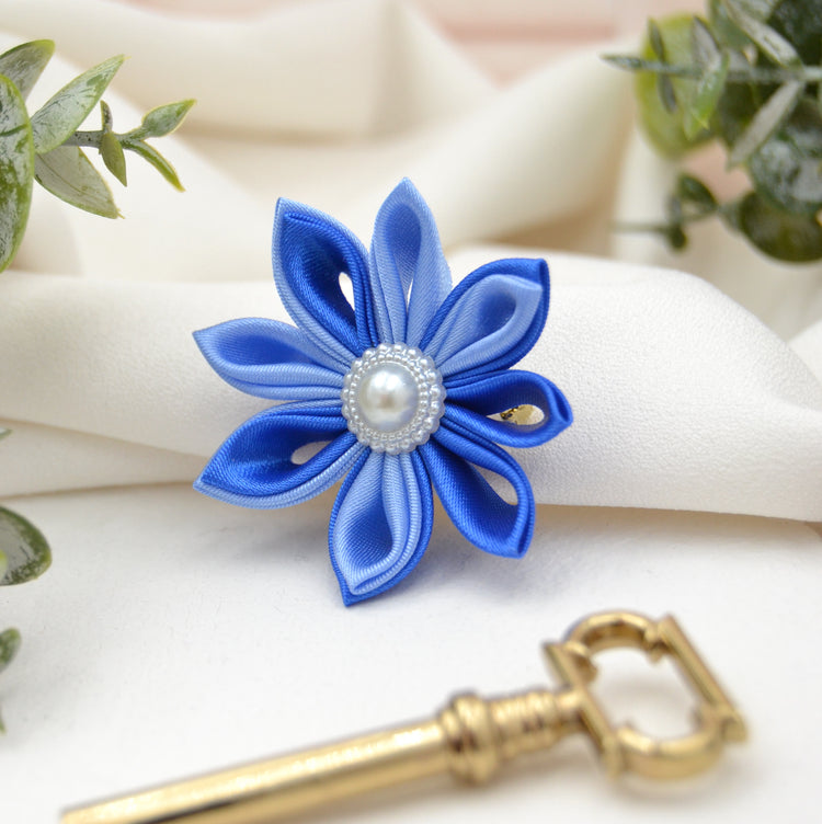 Brosche "Heavenly"  - Blaue Satin Ansteckblüte mit Broschennadel