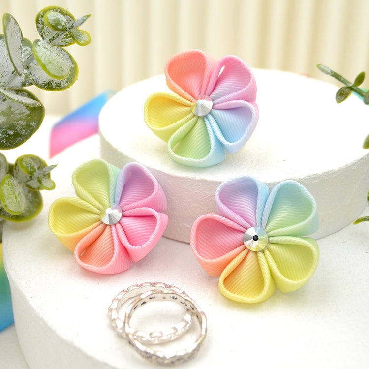 Kanzashi Brosche „Ombré Rainbow“ – handgefertigte Blüte in Pastellfarben