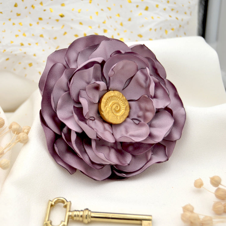 Haarclip "Louise" mit großer Blüte aus lila Satin