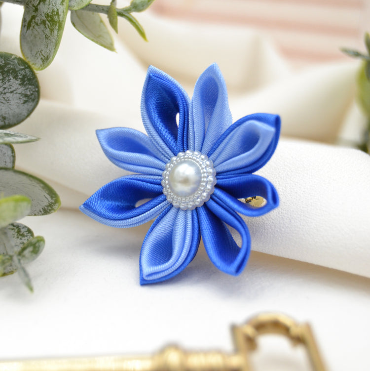 Brosche "Heavenly"  - Blaue Satin Ansteckblüte mit Broschennadel