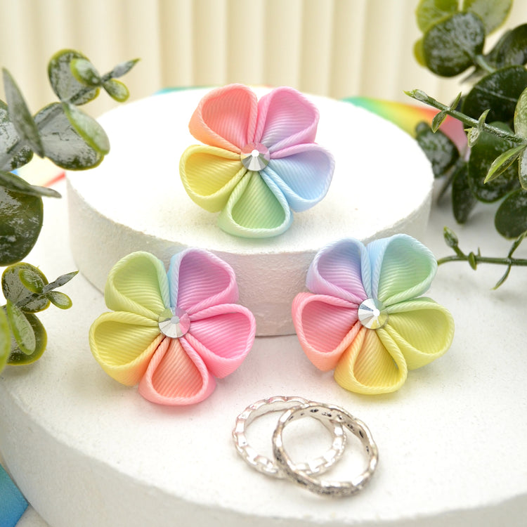 Kanzashi Brosche „Ombré Rainbow“ – handgefertigte Blüte in Pastellfarben