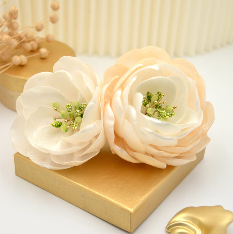 Französische Haarspange "Wild Roses" mit zwei handgefertigten Blüten aus Satin in Ivory und Creme