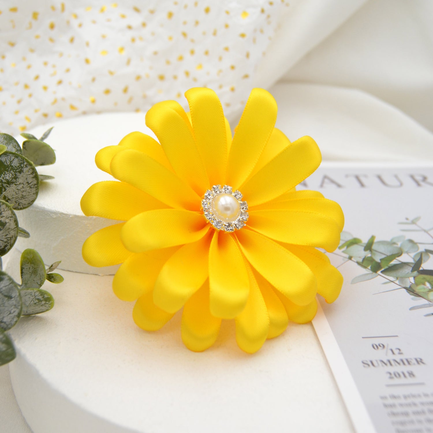 Haarspange mit gelber Blume aus Satin Stoff