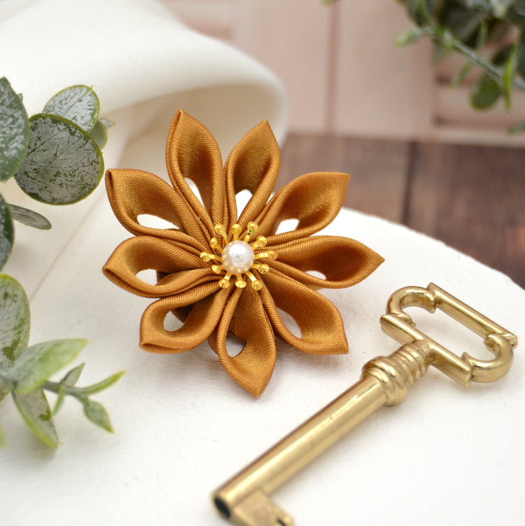 Festlicher Broschepin "Treasures"  - Goldfarbene Blume mit Broschenpin