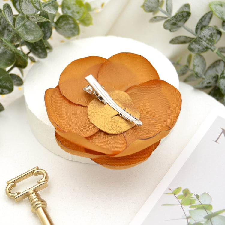 Elegante goldene Blüte für die Brautfrisur | Künstliche Blume auf Haarclip Altgold / Bronze | Haaraccessoire für Trauzeugin