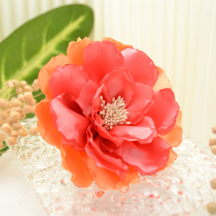 Brosche "Tropical Beauty" mit großer Blume aus Satin in Koralle und Pink