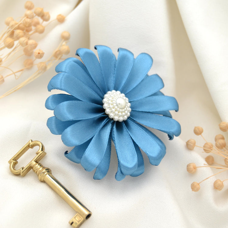 Haarclip mit blauer Gerbera aus Satin | Blütenhaarclip  "Peacful Day"