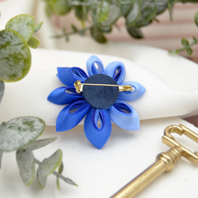 Brosche "Heavenly"  - Blaue Satin Ansteckblüte mit Broschennadel