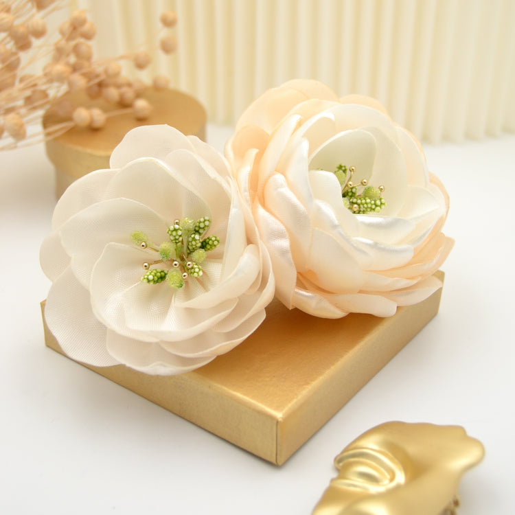 Französische Haarspange "Wild Roses" mit zwei handgefertigten Blüten aus Satin in Ivory und Creme