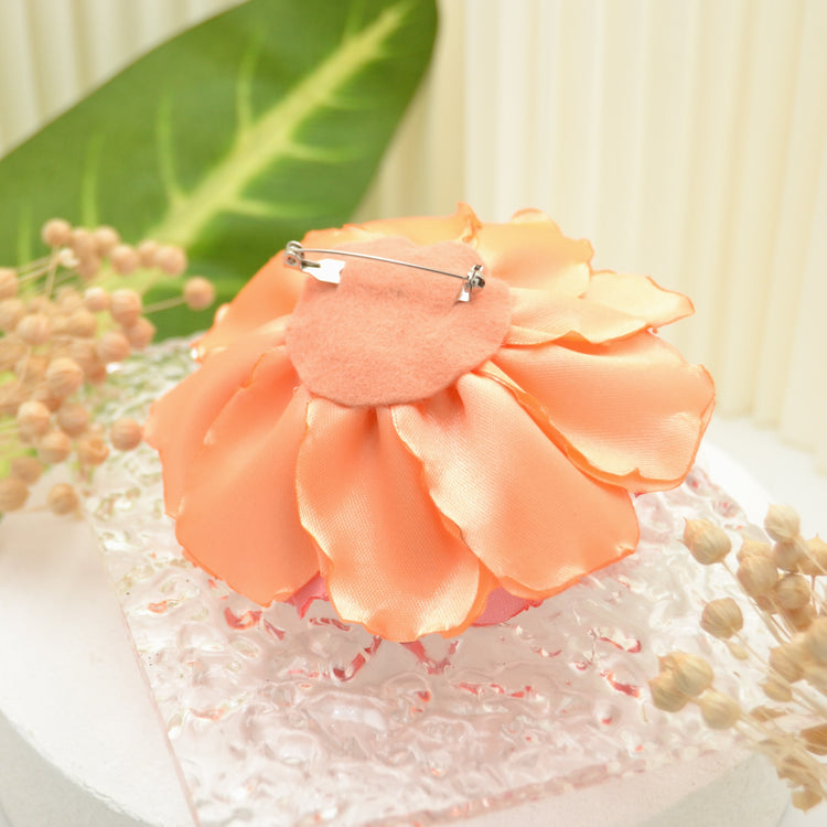 Brosche "Tropical Beauty" mit großer Blume aus Satin in Koralle und Pink