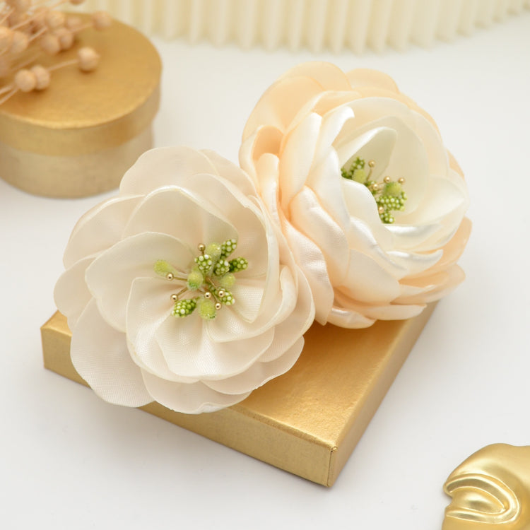 Französische Haarspange "Wild Roses" mit zwei handgefertigten Blüten aus Satin in Ivory und Creme