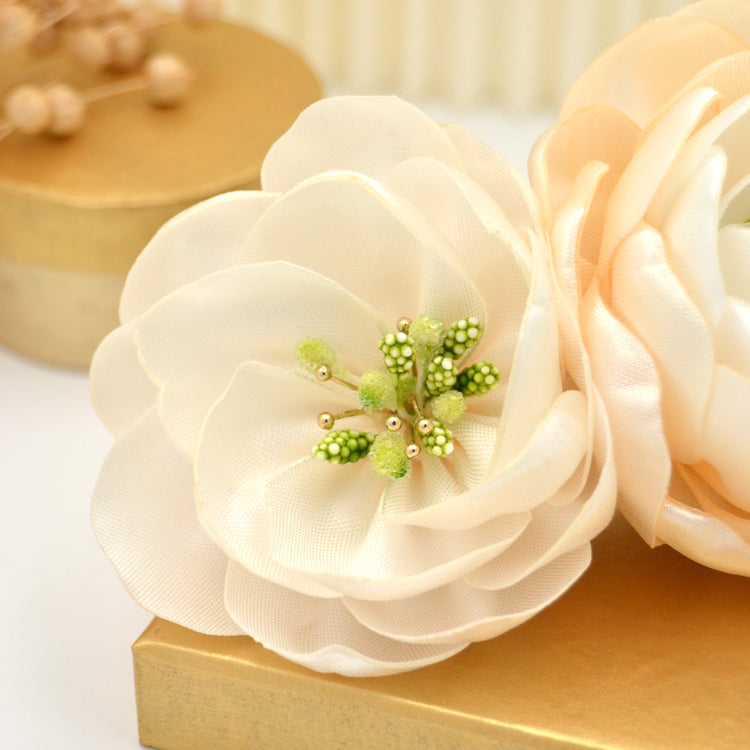 Französische Haarspange "Wild Roses" mit zwei handgefertigten Blüten aus Satin in Ivory und Creme