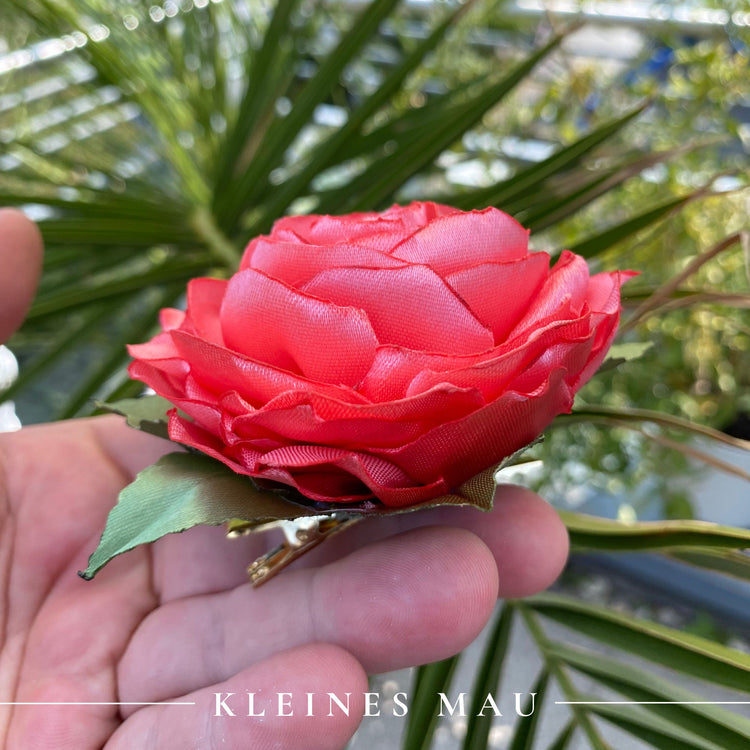 Handgefertigter Satin-Blütenhaarclip “Coral Kiss”