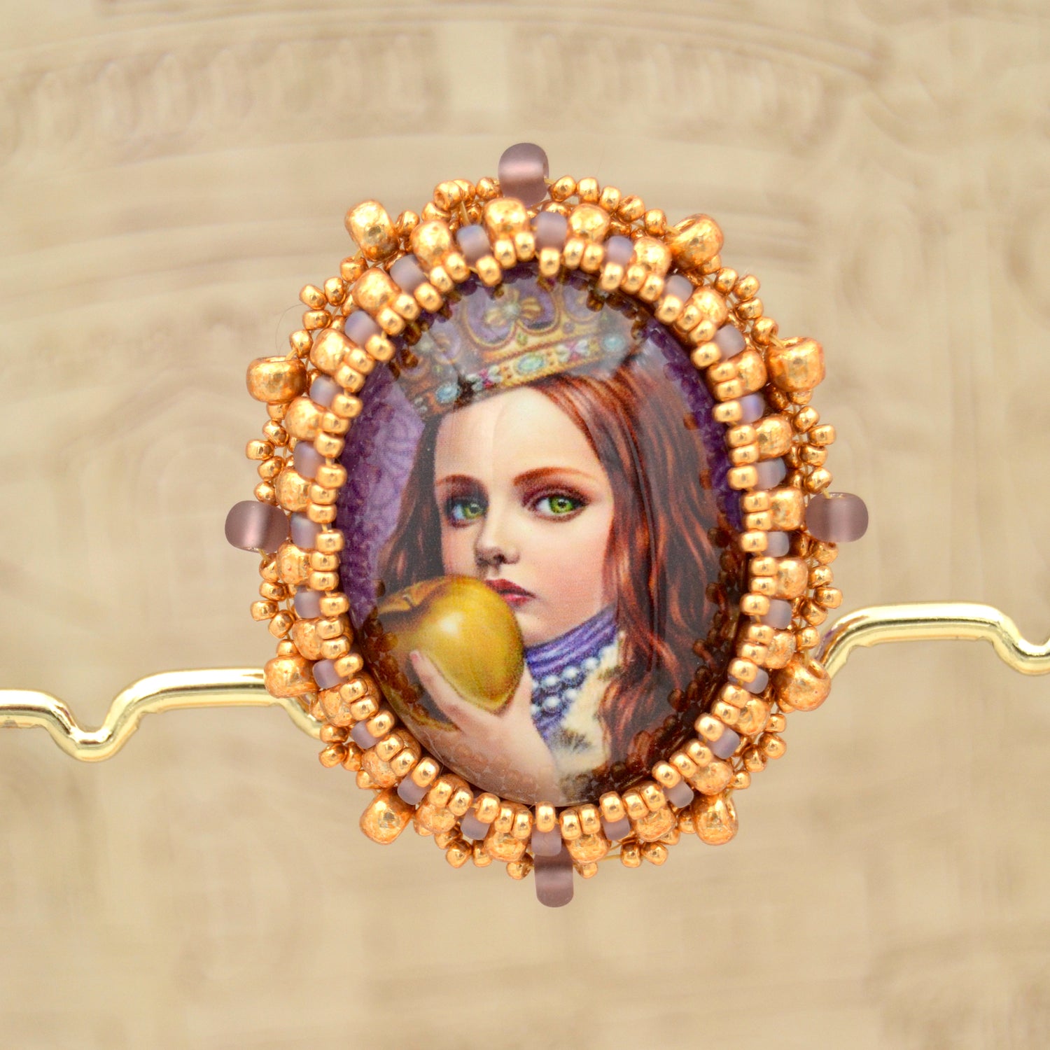Perlenbrosche handgestickt mit Prinzessin Gold und Lila