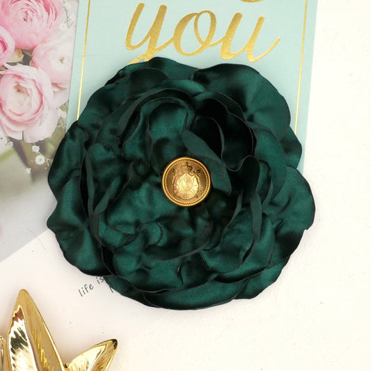 Blumenbrosche "Dark Green" mit großer Blüte aus dunkelgrünem Satin