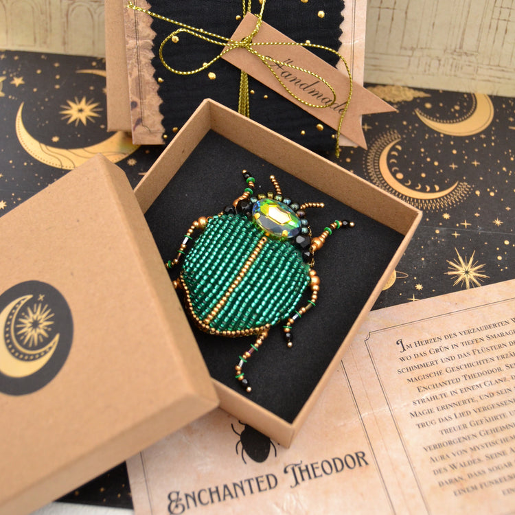Perlenbrosche "Enchanted Theodor" Dreidimensionaler aus Perlen gesticker Käfer Magic Carols Collection